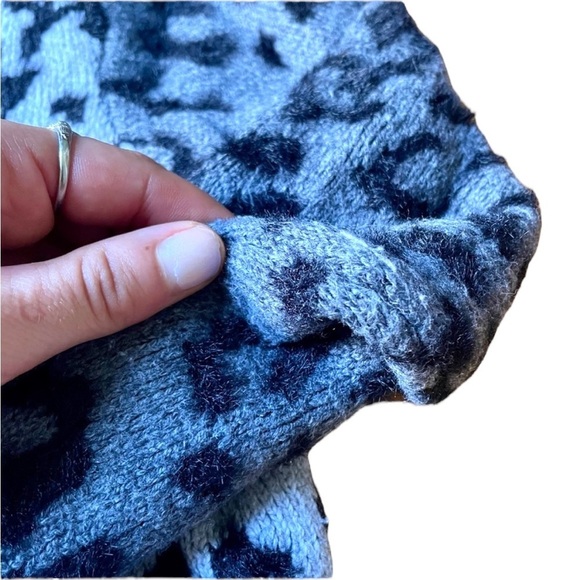 Vince Camuto Cheetah Print Sweater Gray Crewneck Women’s Size Medium​ Black - Picture 6 of 9